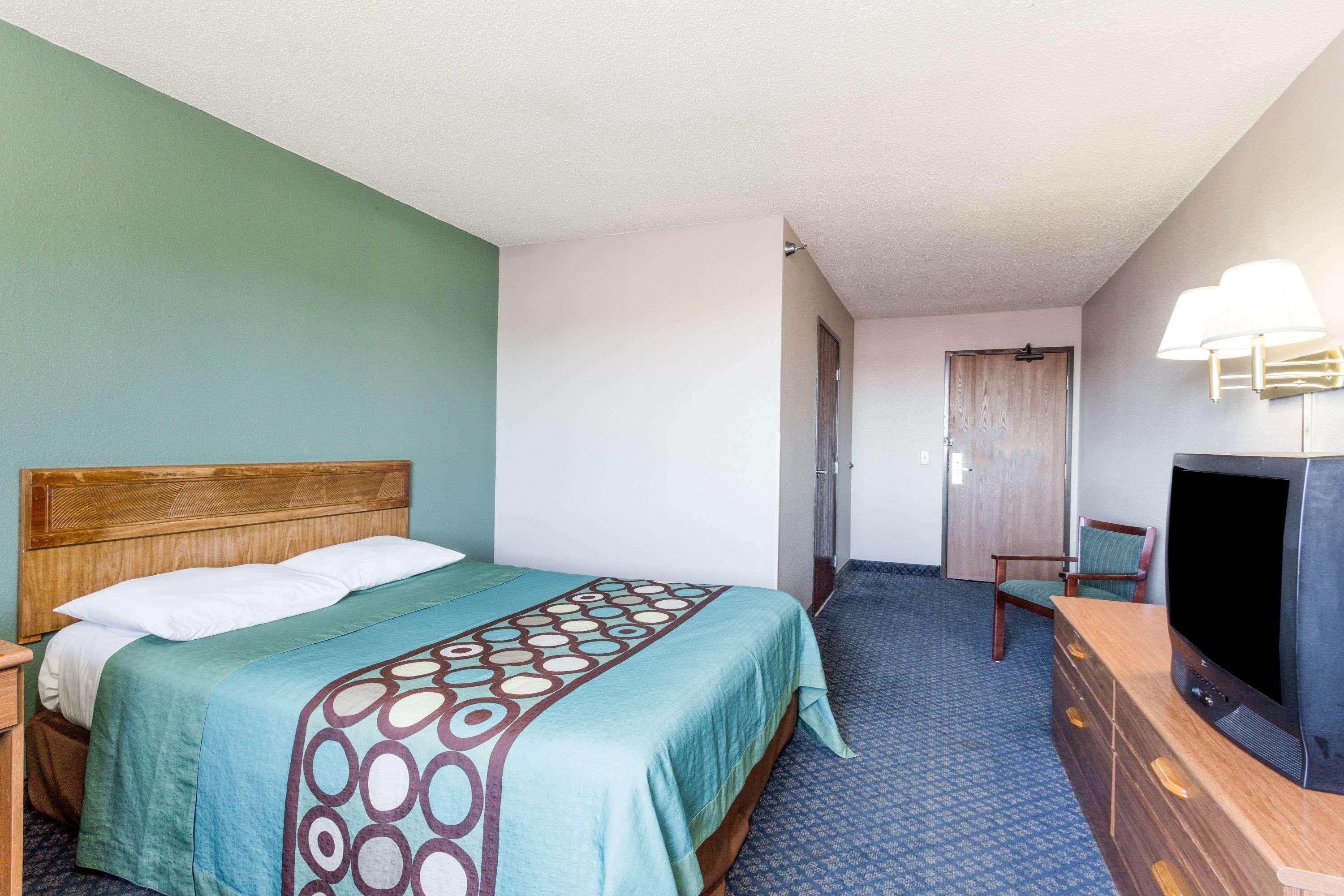 Super 8 By Wyndham Richmond Turnpike