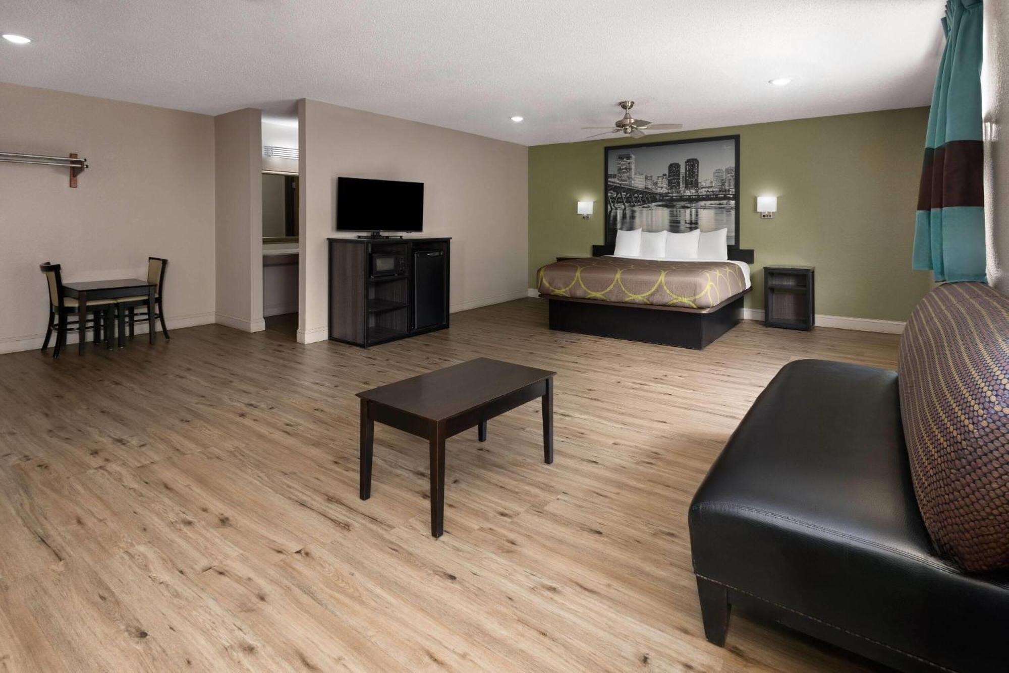 Super 8 By Wyndham Richmond Turnpike Hotel
