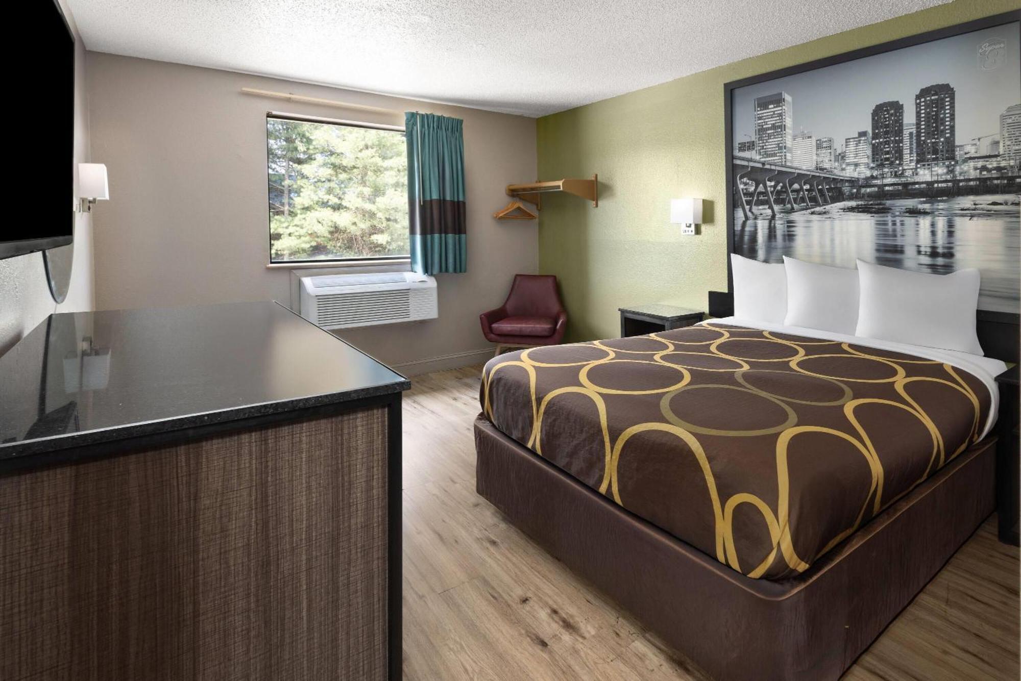Super 8 By Wyndham Richmond Turnpike Hotel