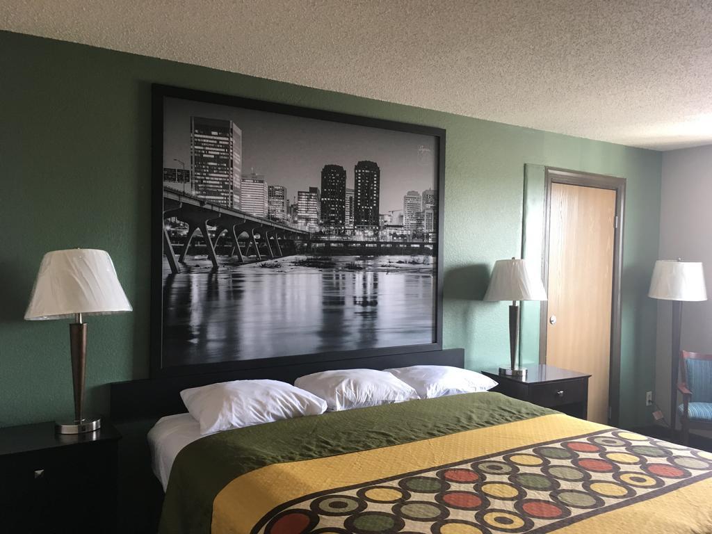 Super 8 By Wyndham Richmond Turnpike Hotel