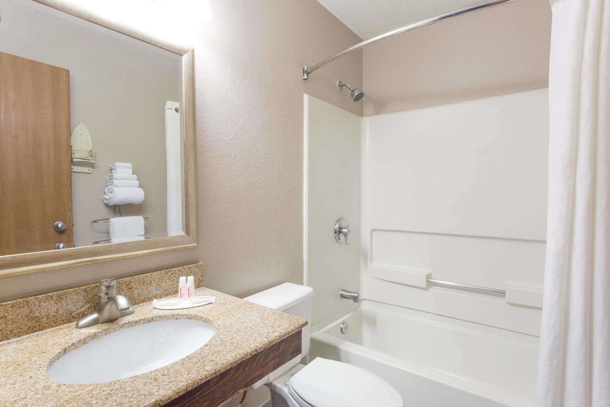 Super 8 By Wyndham Richmond Turnpike Hotel *