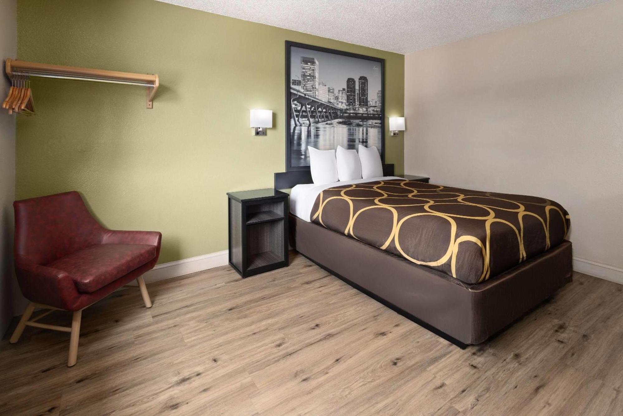 Super 8 By Wyndham Richmond Turnpike Hotel *