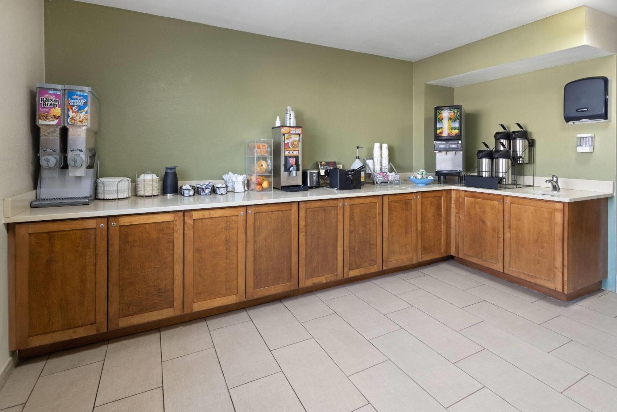 Super 8 By Wyndham Richmond Turnpike *